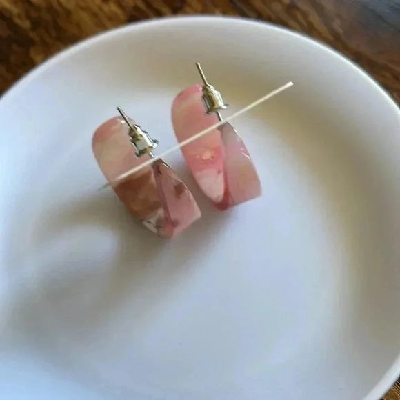 ❤️ NEW 2/$20 or 3/$25 Statement Pink Acrylic Swirl Hoop Earrings - Picture 6 of 6